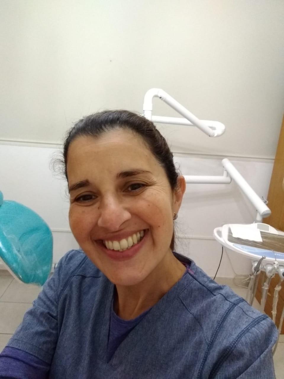 Dra. Liliana Masolini atendiendo a una paciente